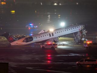 Un avión de Air Canada chocó con un vehículo y murieron dos pilotos
