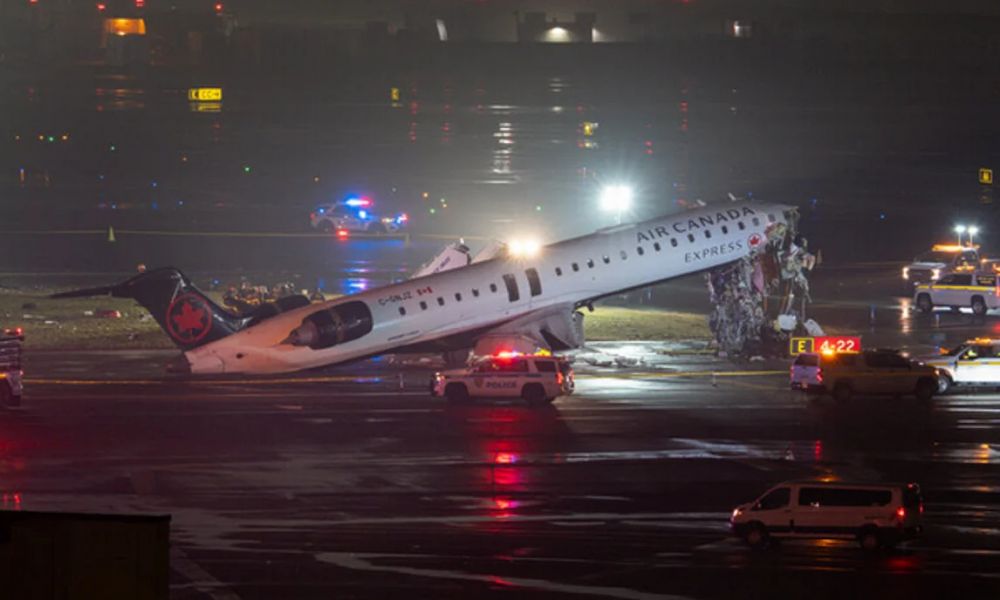 Un avión de Air Canada chocó con un vehículo