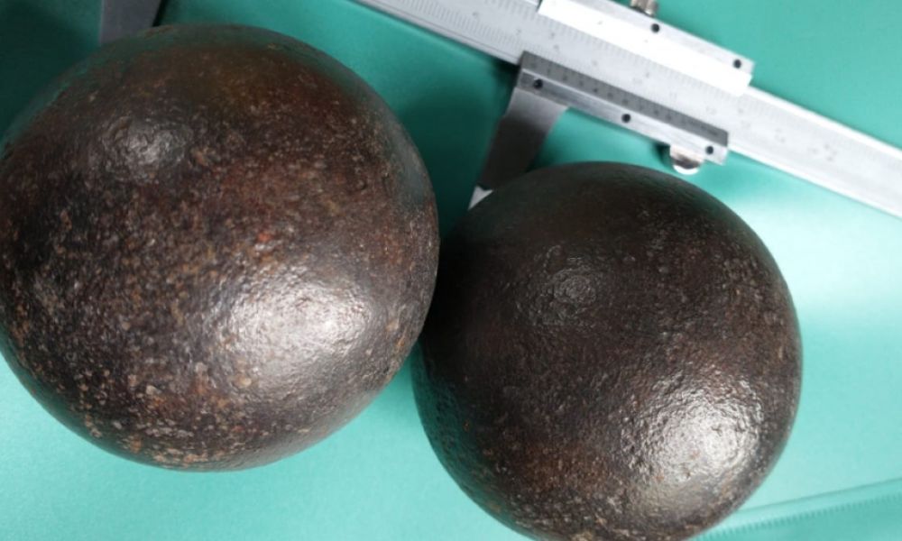Encuentran dos balas de cañón de casi 200 años