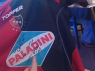 Robo indignante: Buscan una camiseta de Newell's firmada por Maradona robada durante un homenaje