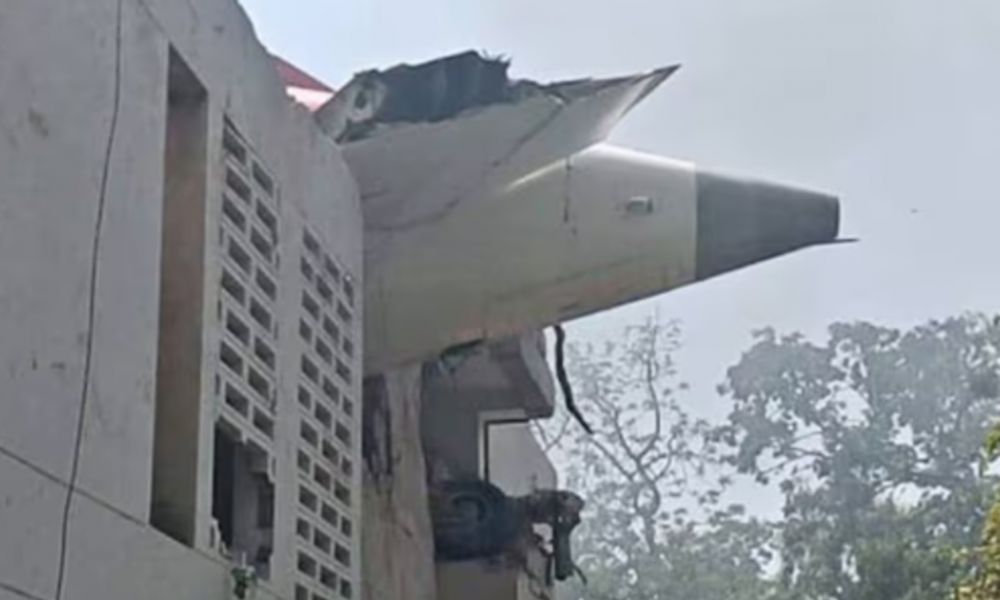 Avión de Air India se desploma minutos después de despegar