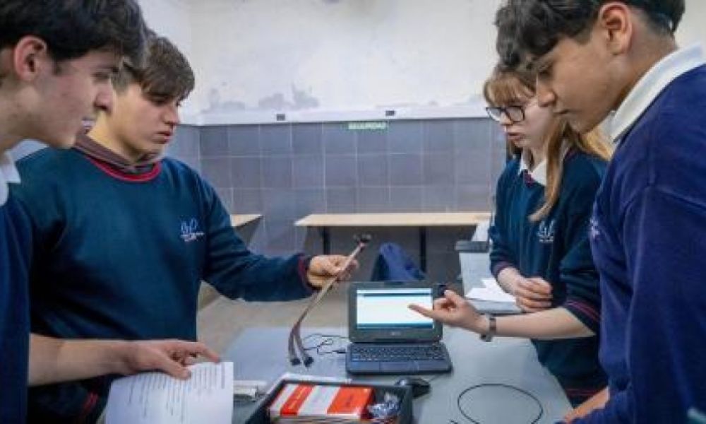 Estudiantes secundarios diseñan un picosatélite