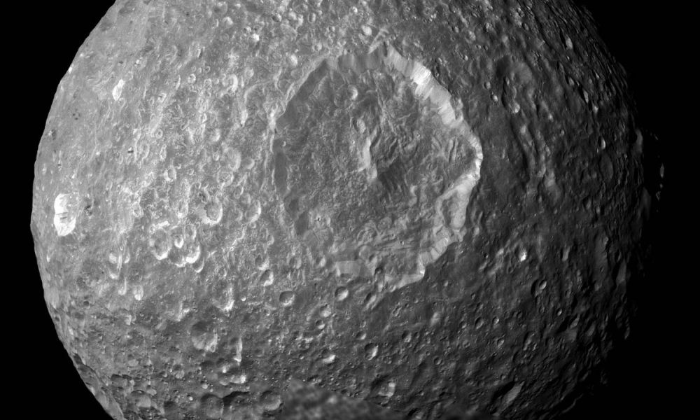 Descubren océano líquido en la luna Mimas de Saturno