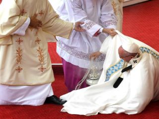 El Papa Francisco se cay durante una misa