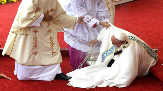 El papa Francisco se cayó durante una misa