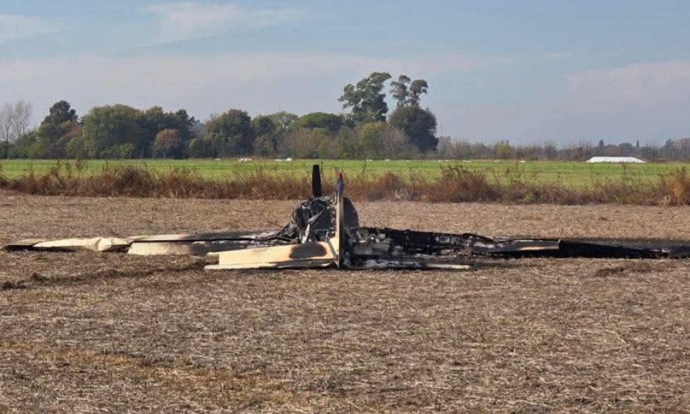 Un avión incendiado en la zona rural de Pergamino