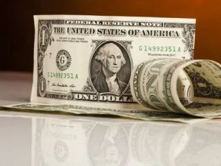 El dólar mayorista rompe récords y supera al «blue» por primera vez