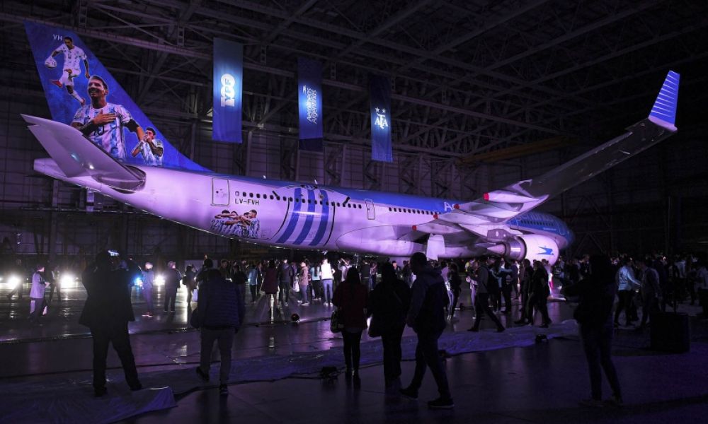 Presentaron el avión que llevará a los hinchas al Mundial