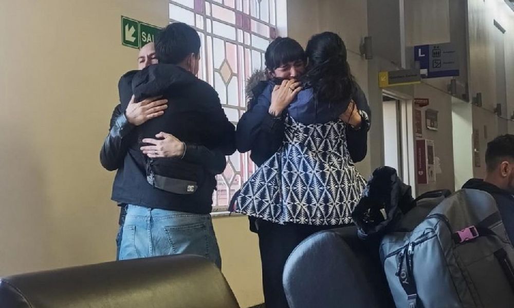 Las familias de Luca y Felipe se funden en un abrazo