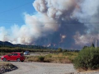 El Bolsn: Un muerto y cientos de evacuados por un incendio descontrolado