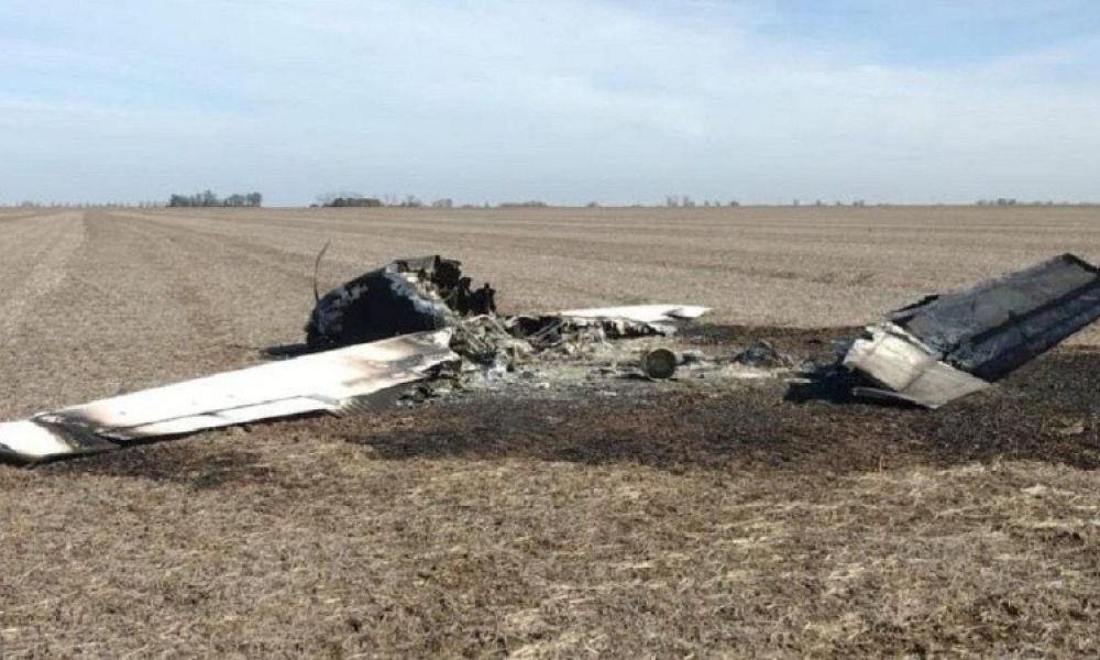 Hallaron un avión calcinado en un campo