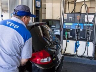 YPF sube un 3,5% las naftas y lanza descuentos nocturnos para amortiguar el impacto