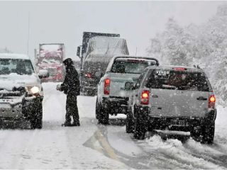 Turistas, pobladores y rutas bajo la nieve: El sur enfrenta una ola polar sin precedentes