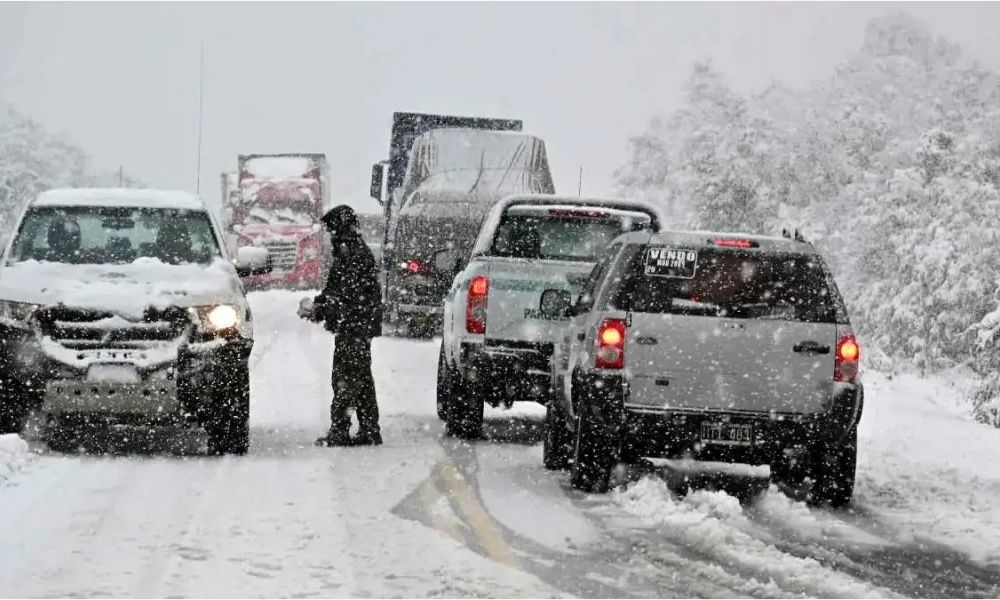 Turistas, pobladores y rutas bajo la nieve