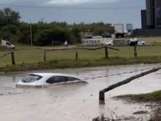 Inicio de Ao Nuevo en Pinamar: Una lluvia torrencial desbord un piletn y atrap autos