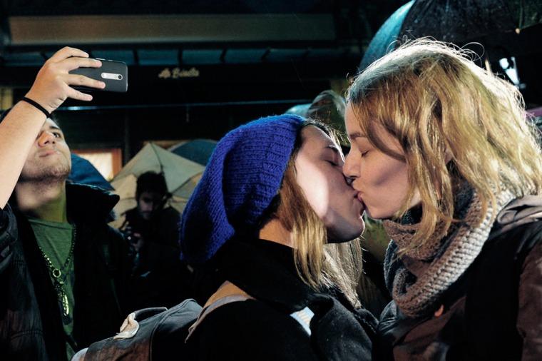 Besazo frente al bar La Biela