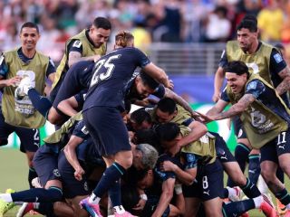 Paraguay resistió con diez jugadores, venció a Turquía y quedó a un paso de la clasificación