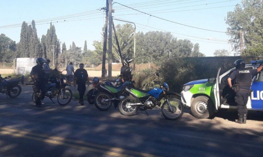 Roban dinero y armas a una familia