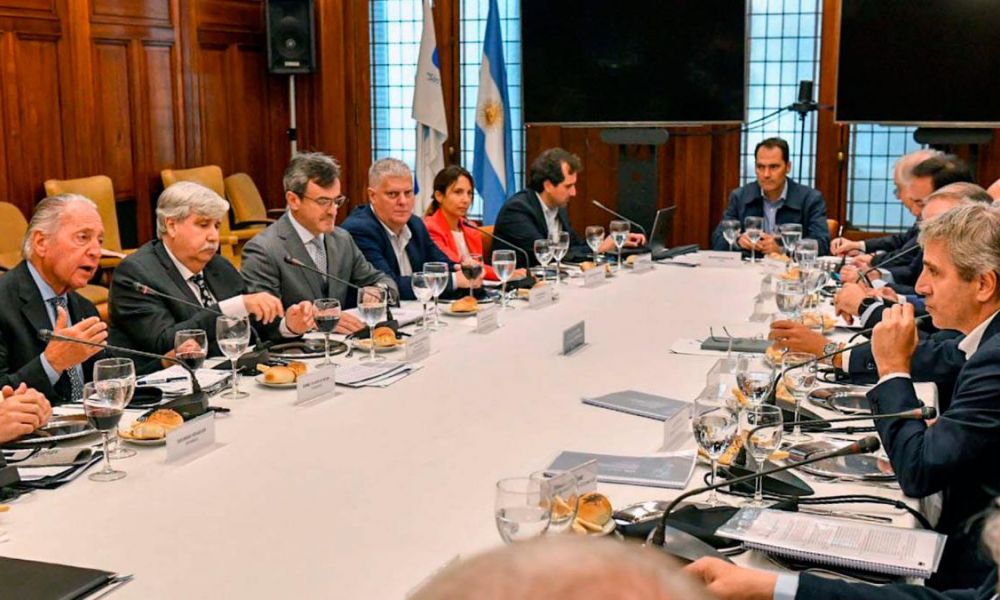 Reunión clave entre Caputo y la UIA