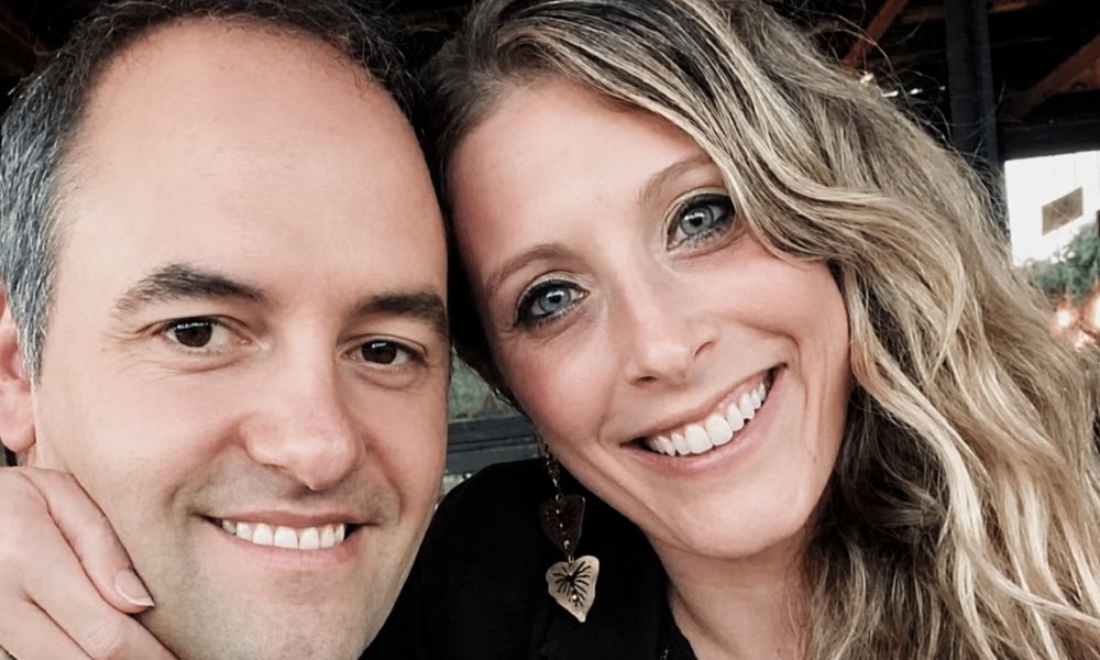 Manuel Adorni y su esposa Bettina Angeletti