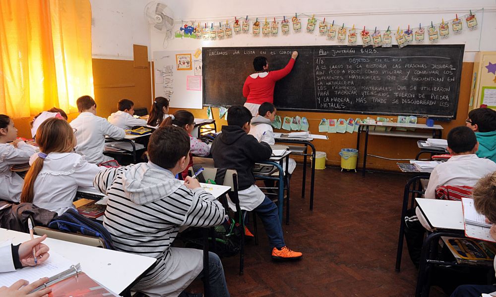 Docentes bonaerenses logran acuerdo con Kicillof