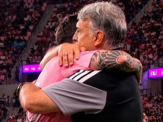 Messi y el Tata Martino, un abrazo que marcó la previa