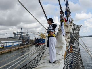 La fragata ARA Libertad llega a Recife en su 52 Viaje de Instruccin