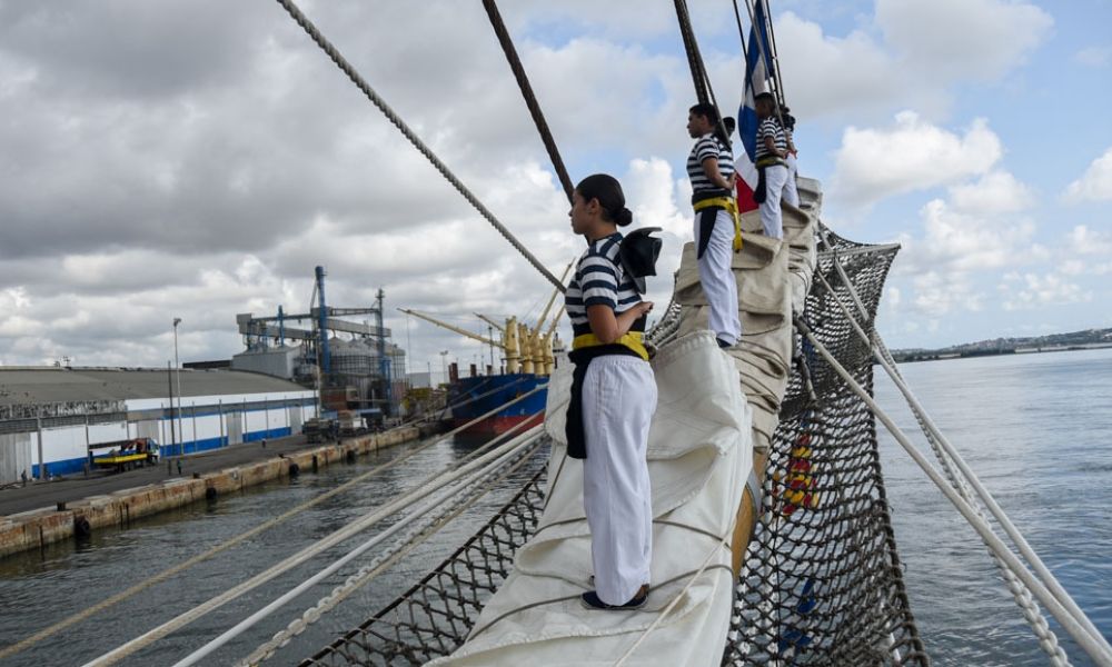 La fragata ARA Libertad llega a Recife