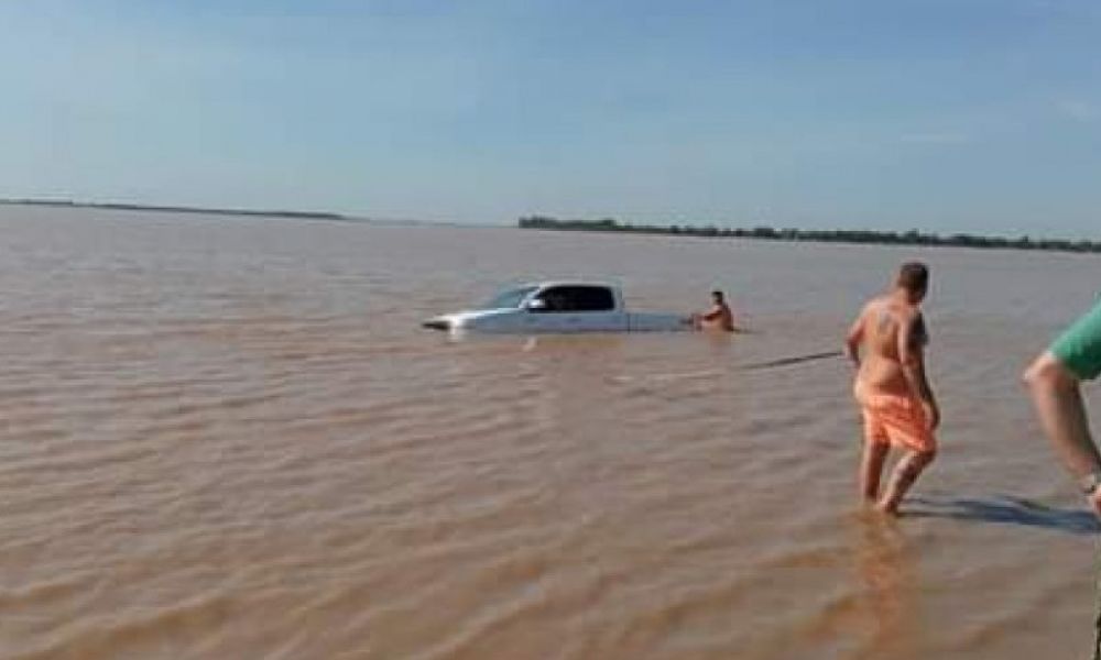 Una camioneta terminó en el río Paraná