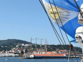 La Fragata Libertad llegó a Ferrol y participó de una histórica ceremonia naval en Galicia