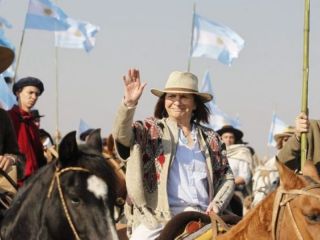 San Nicols: Bullrich a caballo, la presencia partidaria ms destacada de un acto de tono opositor
