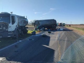 Choque entre camiones en Ruta 188: Derrame de gasoil y garrafas provoc caos y corte total