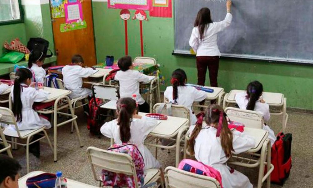 Denuncian adoctrinamiento en las escuelas