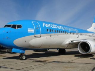 Un avión sobrevoló la ciudad de La Plata durante horas en la madrugada del lunes