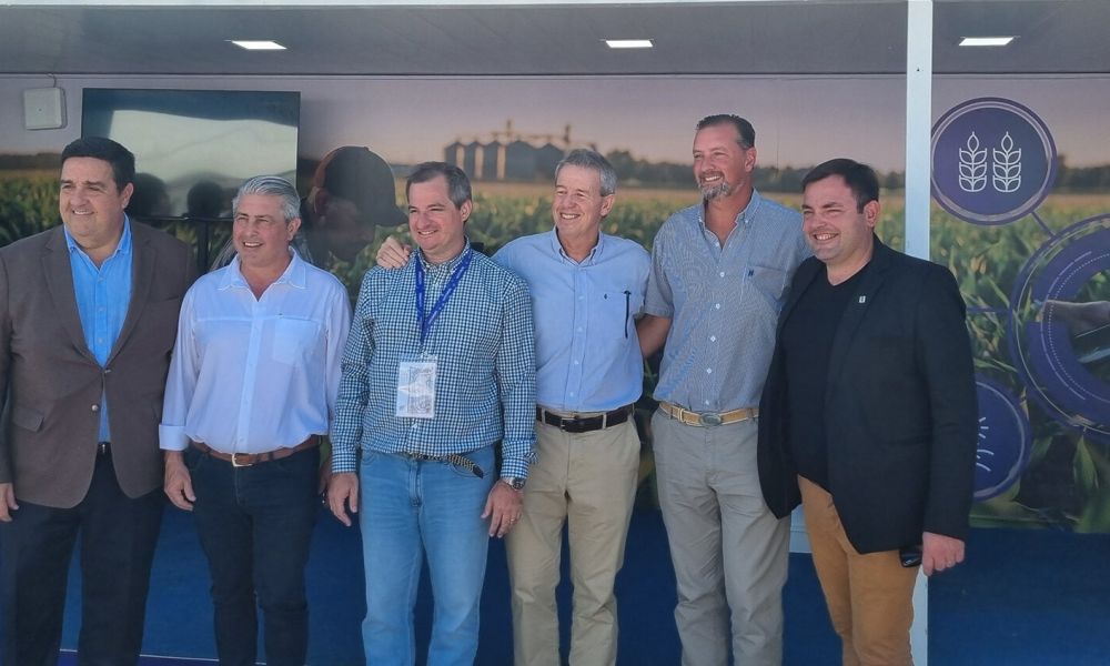  Javier Martínez firma acuerdo de conectividad en Expoagro