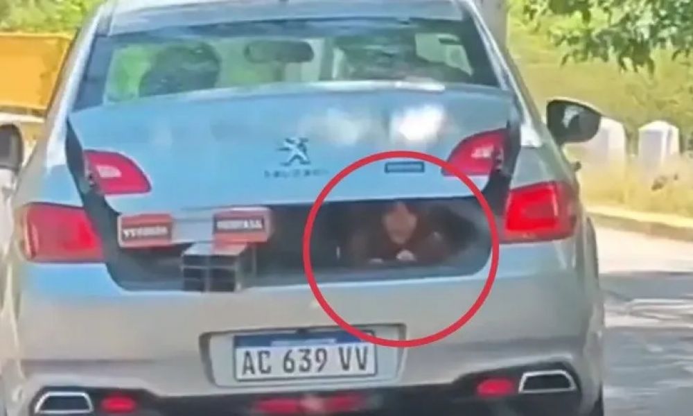 Transportaba a su hija en el baúl del auto