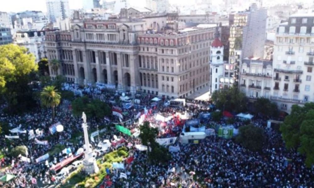 Multitudinaria marcha al Palacio de Tribunales