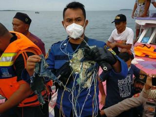 Localizan las cajas negras del Boeing 737-500 que se estrell� en Indonesia