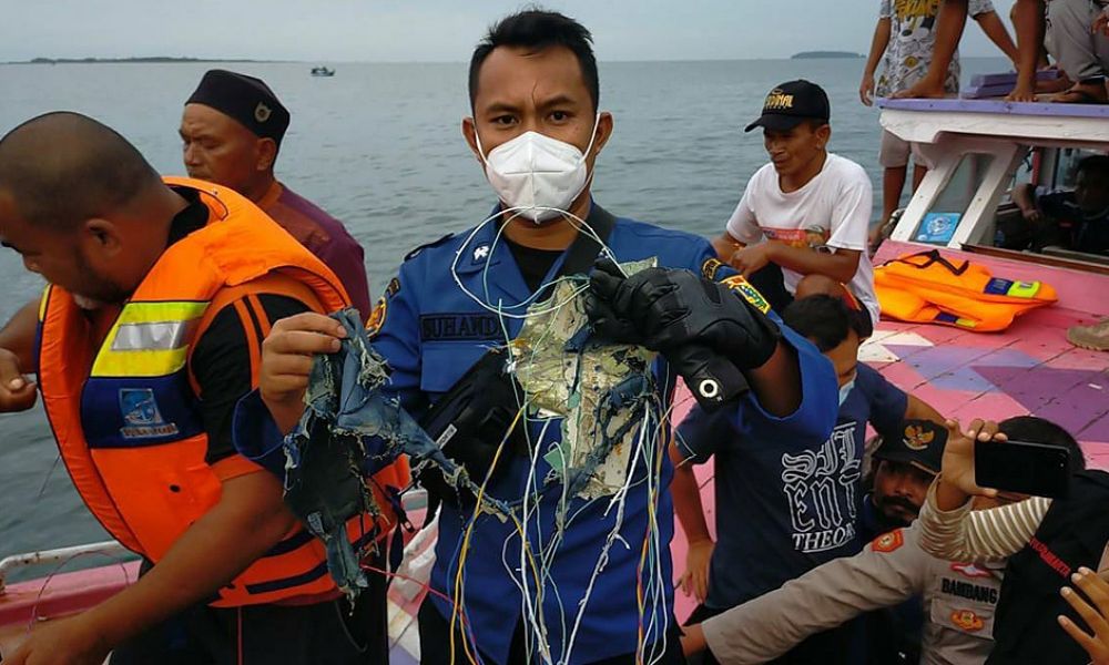 Localizan las cajas negras del Boeing 737-500