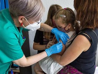 Anuncian vacunacin con dosis de Sinopharm para nios de entre 3 y 11 aos