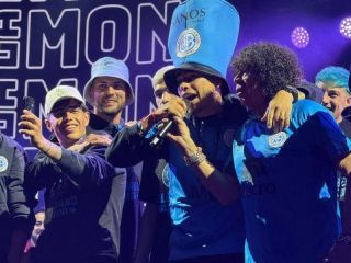 Belgrano campeón: Fiesta total con La Mona Jiménez y un «Chino» Zelarayán desatado en el escenario
