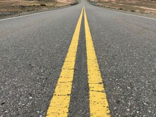 Adelantamiento prohibido en la RN5: Un camionero quedó sin licencia tras una maniobra extrema