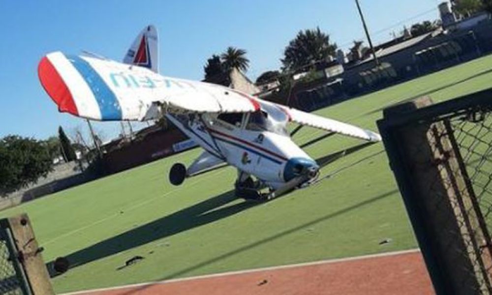 Una avión aterrizó de emergencia en un club