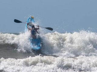 Indignaci�n en Villa Gesell: Investigan a un guardavidas que film� a un kayakista en peligro y no lo auxili�