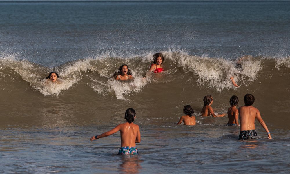 Turista en grave estado tras ser golpeado por una ola