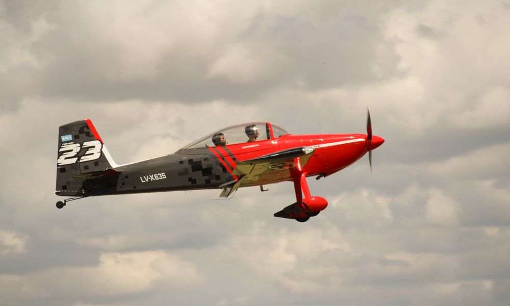 Avión acrobático volando en el Aeroclub