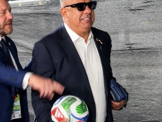 La imagen viral de Chiqui Tapia tras la goleada de Argentina: Pelota histórica, lentes y un guiño a Ruggeri