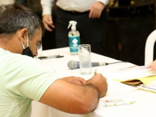 Pergamino: 55 familias firmaron los protocolos de las escrituras de sus viviendas