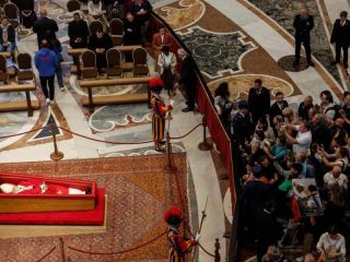 Roma se despide del Papa Francisco con una multitudinaria vigilia en San Pedro