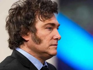 Milei irrumpe en el Congreso, respalda a Adorni y desata fuertes cruces con la oposición y la prensa